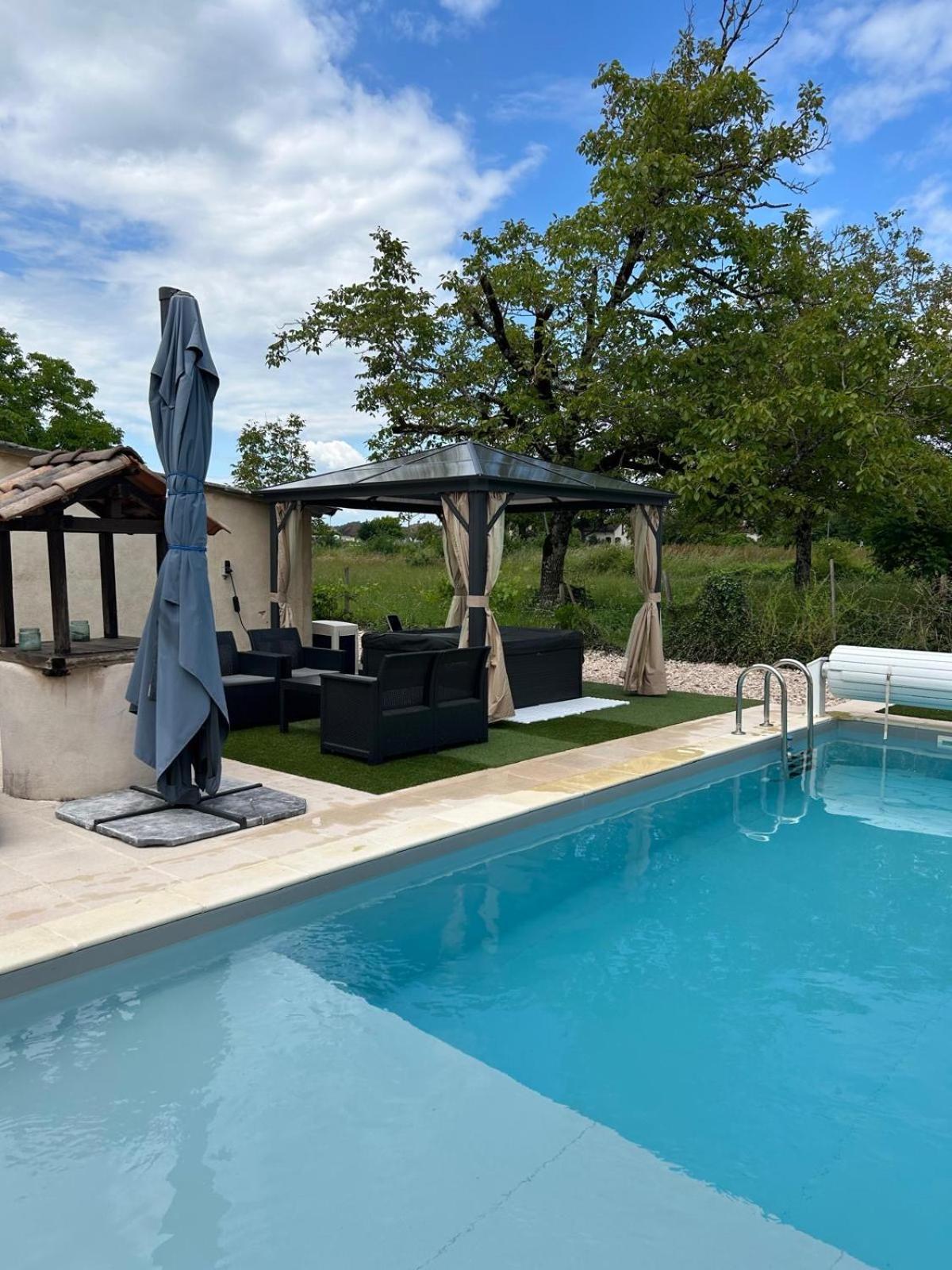 Jolie Villa Independante Climatisee 3 Chambres Tout Confort 6 Couchages, Piscine Chauffee 4 X 8 Disponible Selon Meteo De Mai A Fin Septembre, Jacuzzi 4 Places, Boulodrome Eclaire, Ping-Pong, Wifi, Proche Commerces Animaux Domestiques Sur Demande Bretenoux Extérieur photo