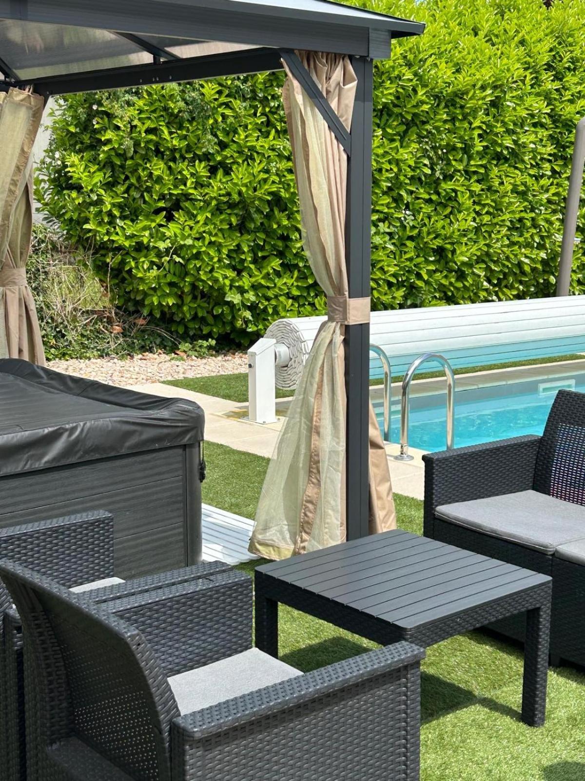 Jolie Villa Independante Climatisee 3 Chambres Tout Confort 6 Couchages, Piscine Chauffee 4 X 8 Disponible Selon Meteo De Mai A Fin Septembre, Jacuzzi 4 Places, Boulodrome Eclaire, Ping-Pong, Wifi, Proche Commerces Animaux Domestiques Sur Demande Bretenoux Extérieur photo